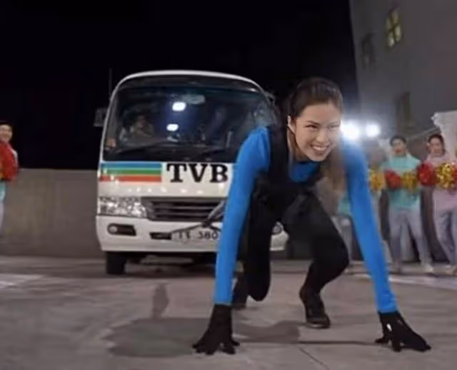 TVB知名女星直播表演人拉車,拼盡全力表情猙獰,遭網友質疑造假