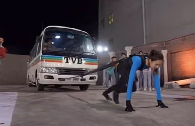TVB知名女星直播表演人拉車,拼盡全力表情猙獰,遭網友質疑造假