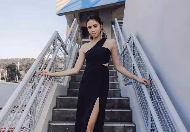 TVB知名女星直播表演人拉車,拼盡全力表情猙獰,遭網友質疑造假