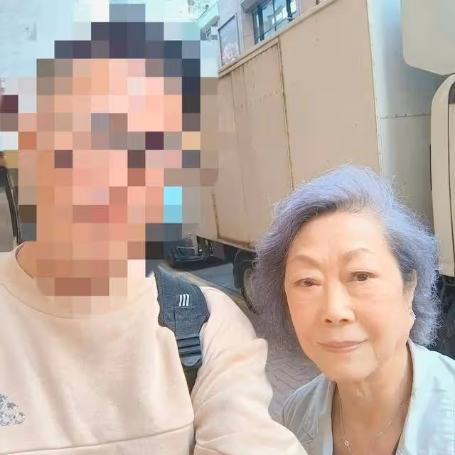 TVB資深綠葉演員與路人合影,頸部疑似有肉瘤,健康引網友擔憂