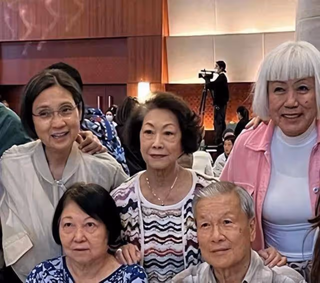 TVB資深綠葉演員與路人合影，頸部疑似有肉瘤，健康引網友擔憂