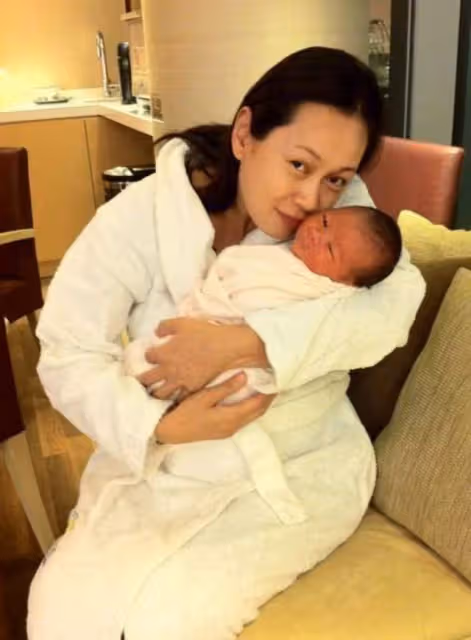 厲害!TVB女星13歲兒子泳賽再奪獎,曾因患罕見病意外被發掘天分