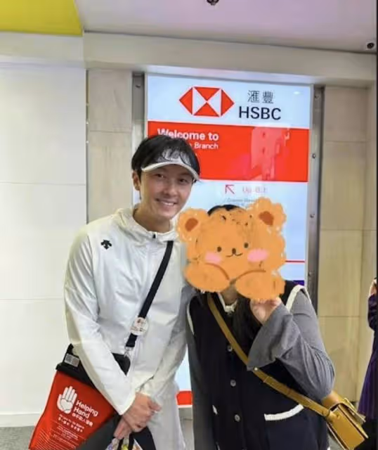 網民曬與TVB視帝合照,盛讚對方有親和力,真實狀態像大學生
