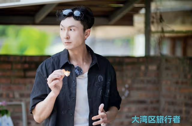 網民曬與TVB視帝合照,盛讚對方有親和力,真實狀態像大學生