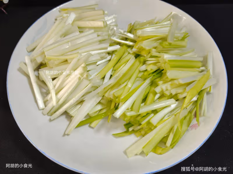 入冬就該吃這洗腸菜了,懂行的都在吃!大火炒一盤,香味撲鼻、鮮嫩又潤腸,好吃到把盤子舔乾淨