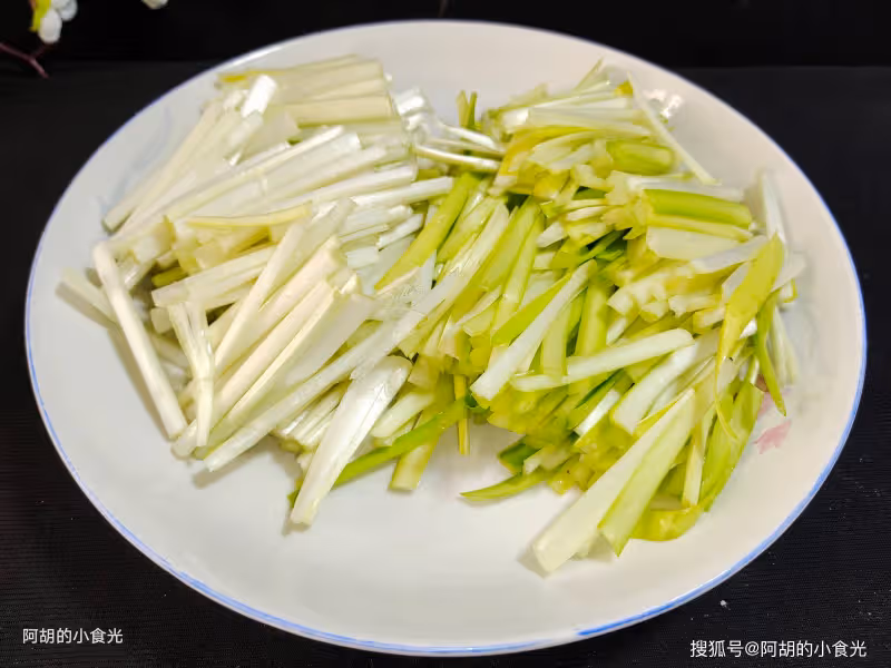 入冬就該吃這洗腸菜了,懂行的都在吃!大火炒一盤,香味撲鼻、鮮嫩又潤腸,好吃到把盤子舔乾淨