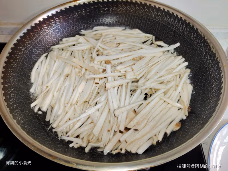 入冬就該吃這洗腸菜了,懂行的都在吃!大火炒一盤,香味撲鼻、鮮嫩又潤腸,好吃到把盤子舔乾淨