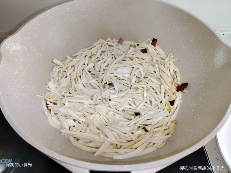 入冬就該吃這洗腸菜了,懂行的都在吃!大火炒一盤,香味撲鼻、鮮嫩又潤腸,好吃到把盤子舔乾淨