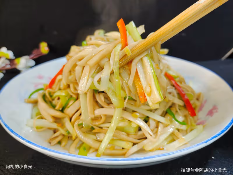 入冬就該吃這洗腸菜了,懂行的都在吃!大火炒一盤,香味撲鼻、鮮嫩又潤腸,好吃到把盤子舔乾淨