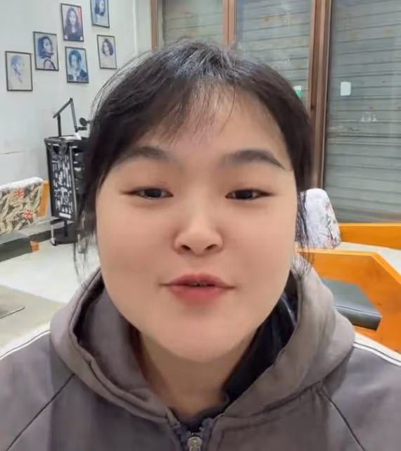 向佐今晚找曉華理髮,曉華:感謝向佐哥在我流量下滑時來理髮!