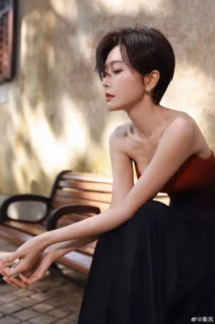 秦嵐穿紅色抹胸裙露傲人事業線!膚白貌美大長腿性感火辣