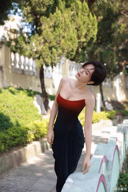 秦嵐穿紅色抹胸裙露傲人事業線!膚白貌美大長腿性感火辣
