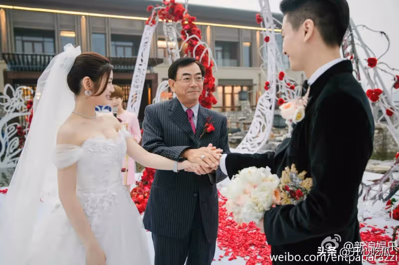 陳妍希父親去世,葬禮上不見陳曉,網友說:就算離婚了也得去吧