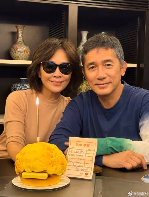 劉嘉玲59歲生日穿性感絲襪cos夢露慶祝,梁朝偉兩鬢斑白盡顯樸素