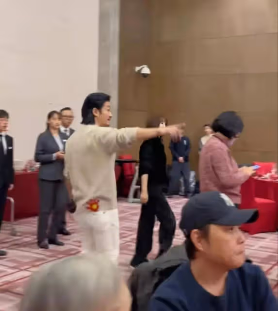 吳京給父親過壽,吳京一頭長髮變化很大,場面十分隆重排場大