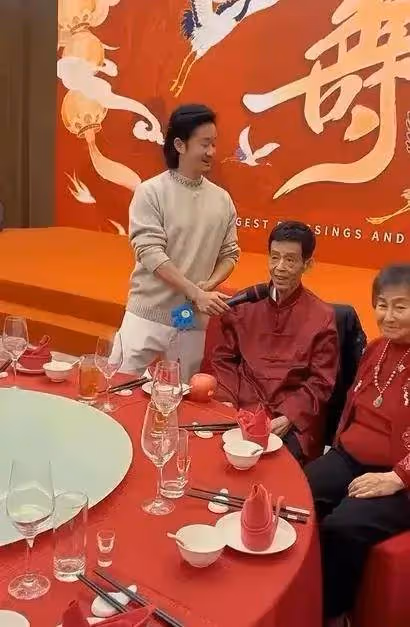 吳京給父親過壽,吳京一頭長髮變化很大,場面十分隆重排場大