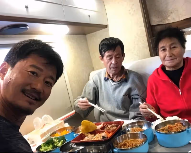 吳京給父親過壽,吳京一頭長髮變化很大,場面十分隆重排場大