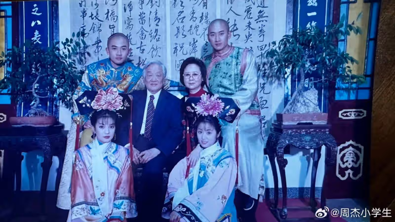 反轉!瓊瑤去世周傑因沒悼念被罵上熱搜,沒想到真情流露讓人淚目