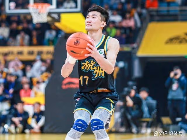 悲劇！孫銘徽繞掩護被李炎哲抬肘撞倒，頭暈目眩被擔架抬下緊急送醫