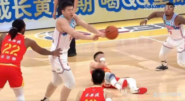 悲劇！孫銘徽繞掩護被李炎哲抬肘撞倒，頭暈目眩被擔架抬下緊急送醫