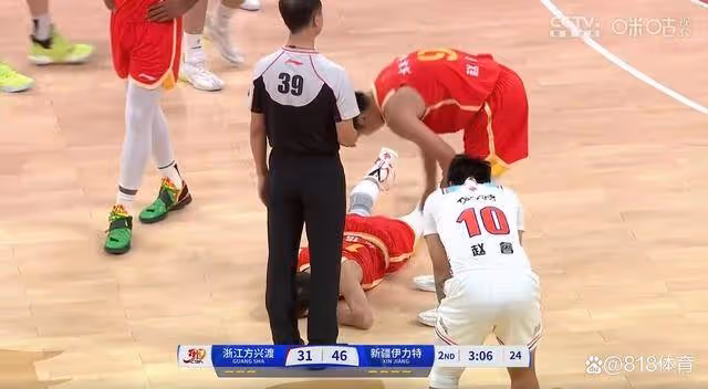 悲劇！孫銘徽繞掩護被李炎哲抬肘撞倒，頭暈目眩被擔架抬下緊急送醫
