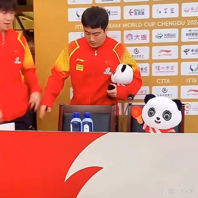 笑噴！奪冠發布會王楚欽梁靖崑搶座位，大頭搶先一屁股坐下大胖無奈