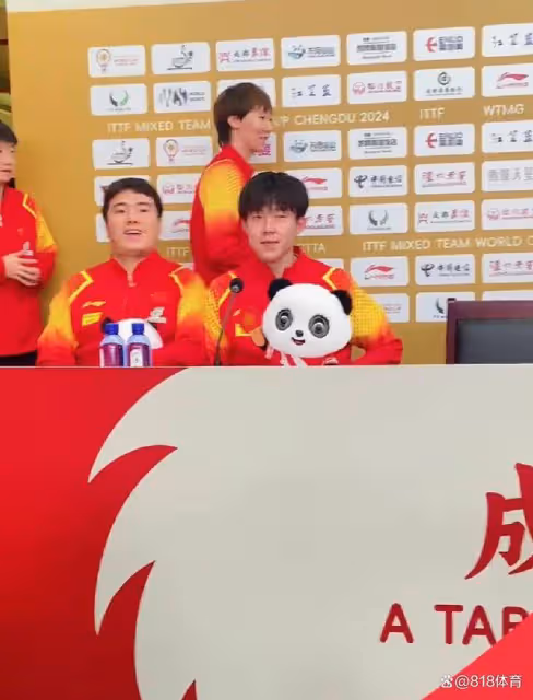 笑噴！奪冠發布會王楚欽梁靖崑搶座位，大頭搶先一屁股坐下大胖無奈