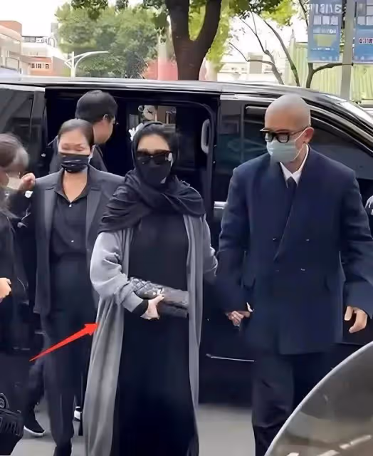 知情人爆料具俊曄收入微薄，無力承擔貸款，曝大s向妹妹小s借錢