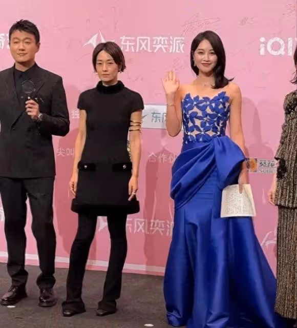 馬伊琍現身參加活動，本人身材消瘦顯憔悴，生圖近照十分顯老