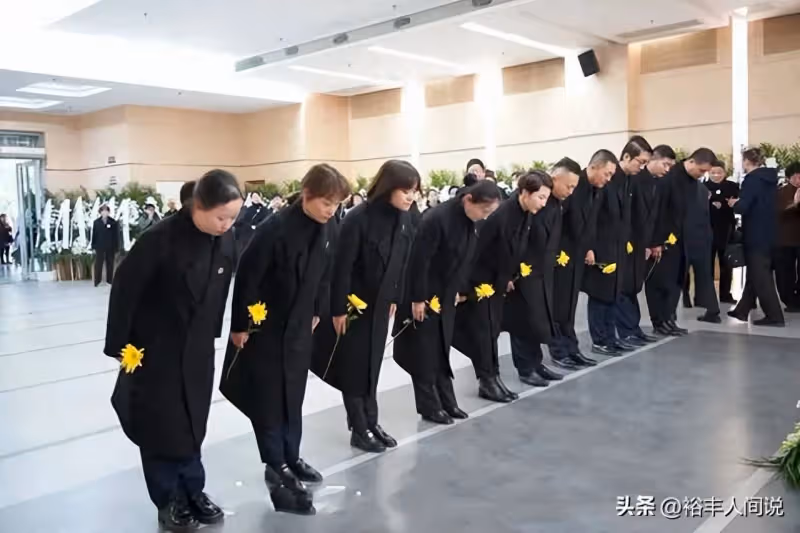 童祥苓追悼會低調舉行！300多各界人士送別，遺孀坐輪椅淚眼婆娑