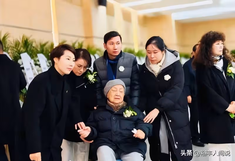 童祥苓追悼會低調舉行！300多各界人士送別，遺孀坐輪椅淚眼婆娑