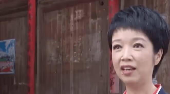 從央視主持人,到扮演周總理夫人,她的人生因4次「意外」而反轉
