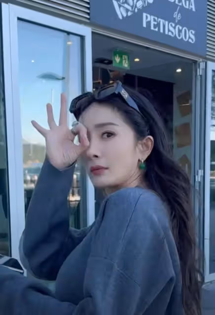 楊冪最新動態,打扮年輕狀態超好非常可愛,被贊私服品味超好