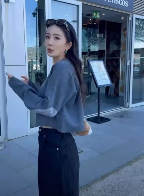 楊冪最新動態,打扮年輕狀態超好非常可愛,被贊私服品味超好