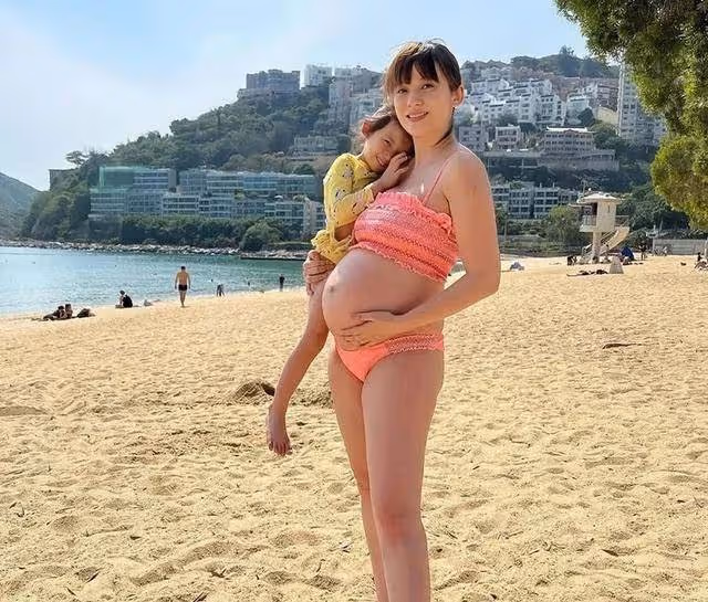 香港過氣女星三胎後極速衰老,滿臉雀斑不敢認,帶三娃移居英國