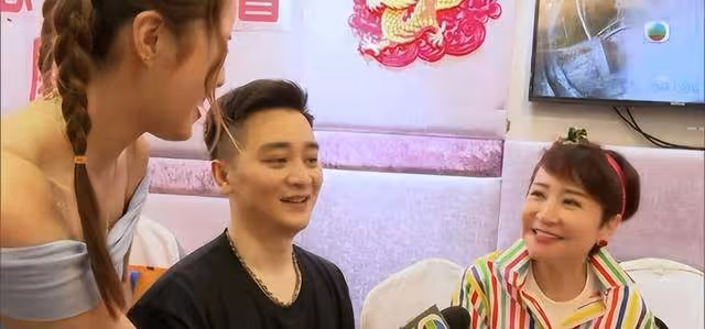 狄波拉現身TVB,為支持偶像豪捐100萬,引髮網民熱議她愛慘了偶像