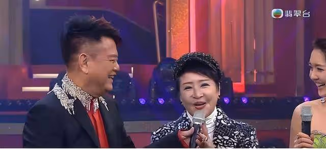 狄波拉現身TVB,為支持偶像豪捐100萬,引髮網民熱議她愛慘了偶像