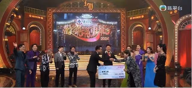 狄波拉現身TVB,為支持偶像豪捐100萬,引髮網民熱議她愛慘了偶像