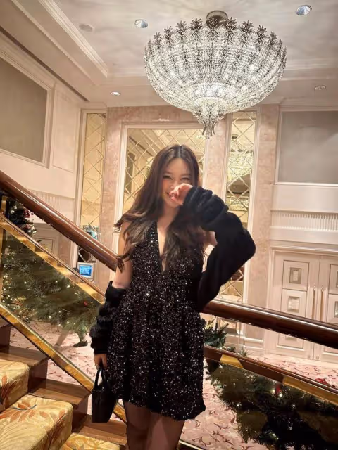 TVB前性感小花曬近況!中門大開秀事業線,被質疑真空上陣