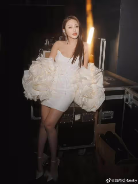 TVB前性感小花曬近況!中門大開秀事業線,被質疑真空上陣