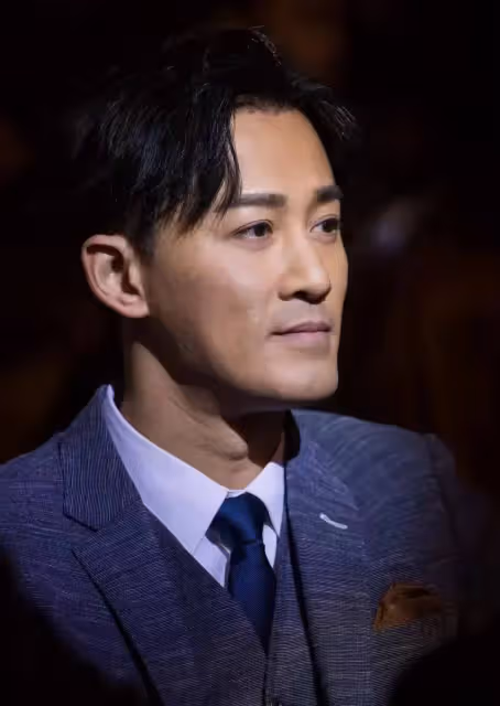 林峯45歲生日大擺宴席,席間依舊戴墨鏡chok到底,如今幸福美滿