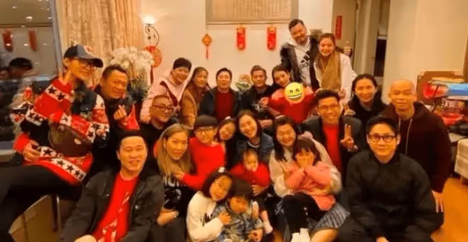 59歲郭富城與小4歲岳母罕見合影,倆人狀態卻是天差地別,一個像時尚小伙,一個似滄桑大媽