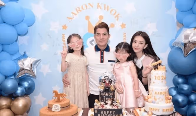 59歲郭富城與小4歲岳母罕見合影，倆人狀態卻是天差地別，一個像時尚小伙，一個似滄桑大媽