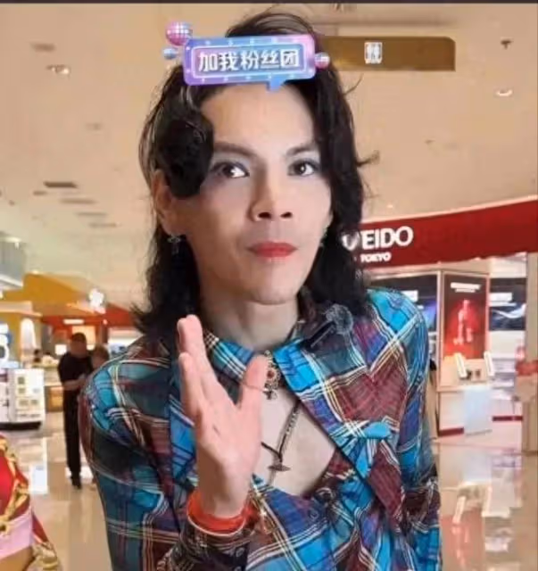 網友機場偶遇向佐,打扮正常心情超好,原來扮女裝只為了吸引流量