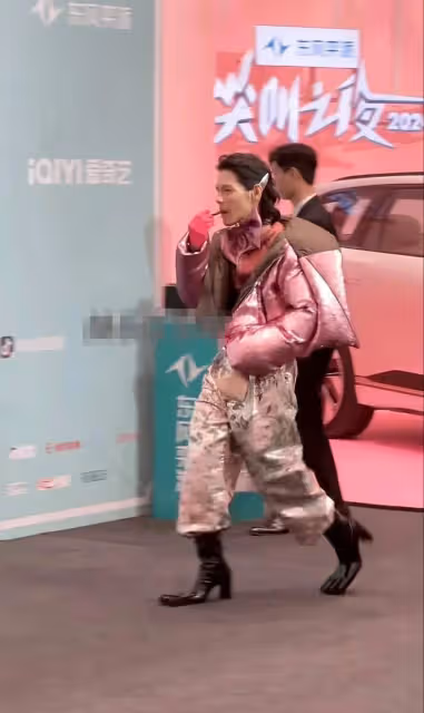 網友機場偶遇向佐,打扮正常心情超好,原來扮女裝只為了吸引流量