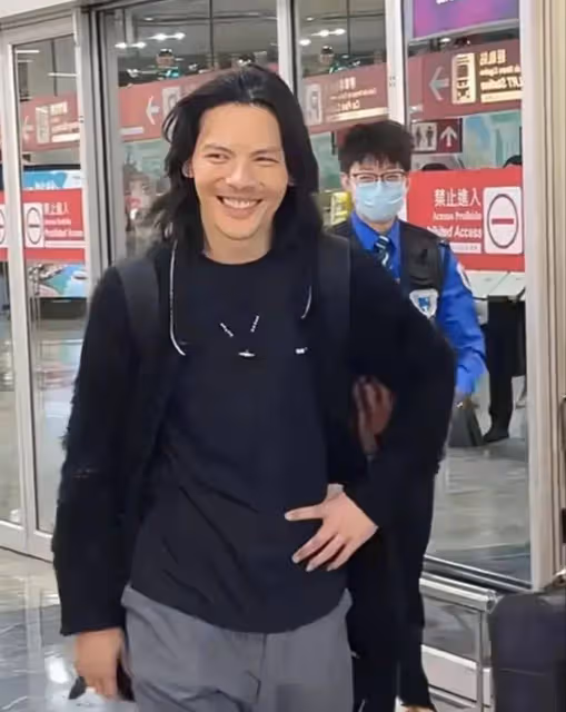 網友機場偶遇向佐,打扮正常心情超好,原來扮女裝只為了吸引流量