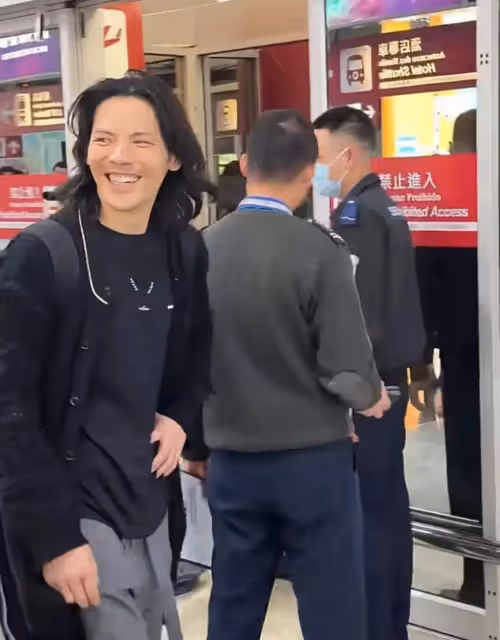 網友機場偶遇向佐,打扮正常心情超好,原來扮女裝只為了吸引流量
