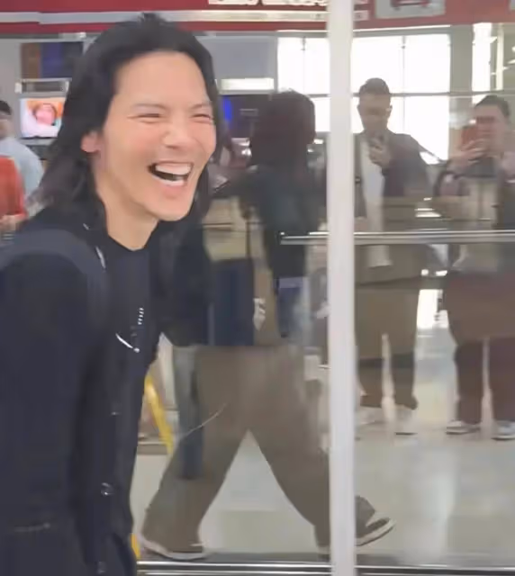 網友機場偶遇向佐,打扮正常心情超好,原來扮女裝只為了吸引流量