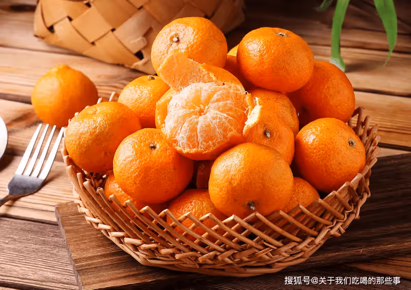 買砂糖橘,挑帶葉的還是不帶葉的?看準「3處」,砂糖橘鮮甜多汁