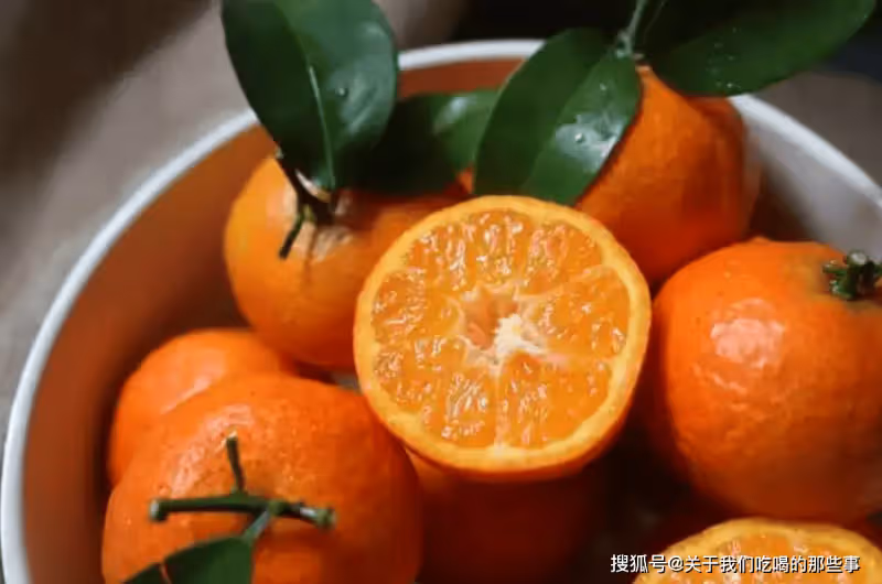 買砂糖橘,挑帶葉的還是不帶葉的?看準「3處」,砂糖橘鮮甜多汁